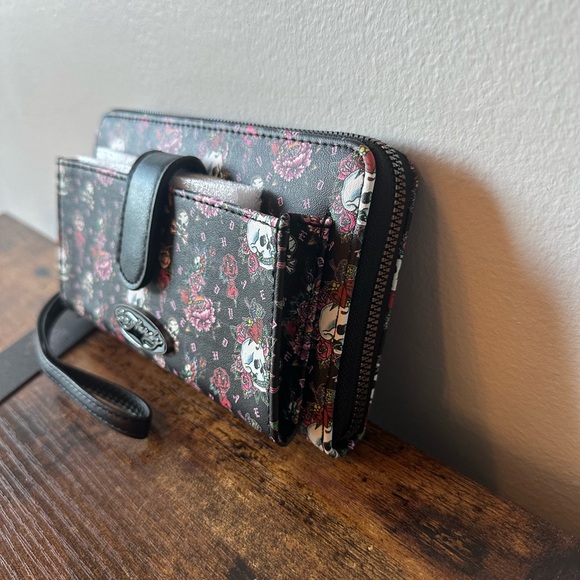 Ed Hardy Black Wallet Wristlet with Skull & Flower Design Front Phone Holder NWT - Picture 3 of 8